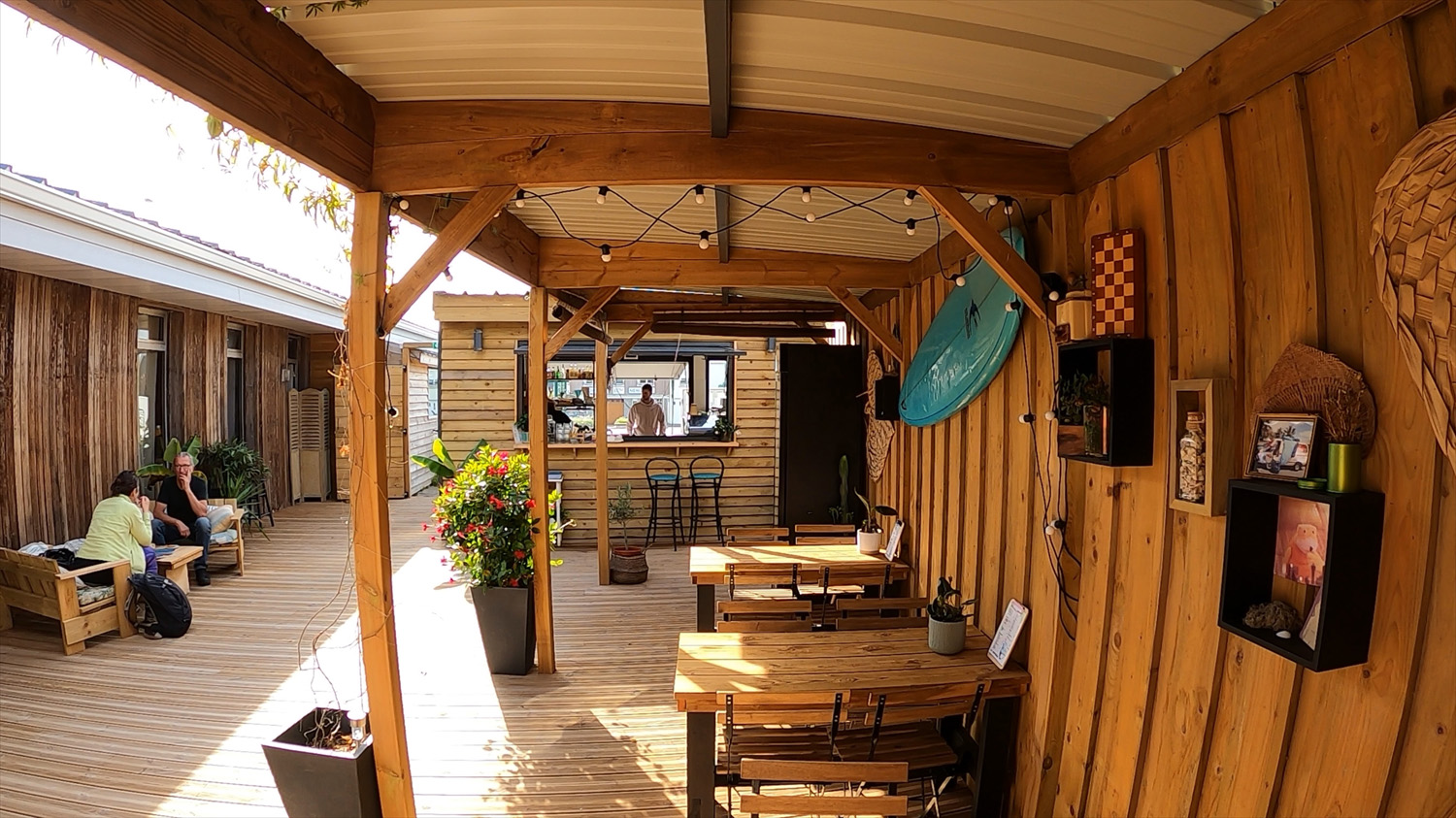 La terrasse à Magnet Surf vous accueille pour déguster des poke bowl à Crozon Morgat Camaret.